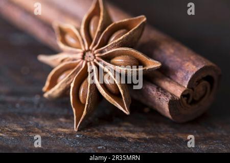 Bâtonnets d'anis étoilé et de cannelle sur une surface en bois Banque D'Images