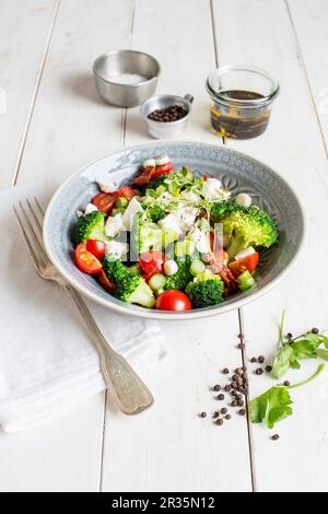 Salade de brocoli avec tomates cerises et mozzarella Banque D'Images