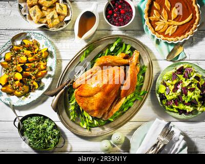 Thanksgiving dinde rôtie avec côtés (vu de dessus) Banque D'Images