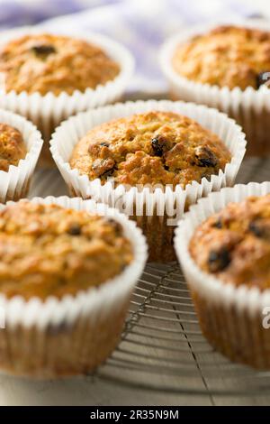 Muffins aux myrtilles et aux bananes sur une grille de refroidissement Banque D'Images