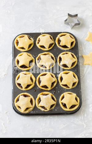 Pâtés de Noël non cuits dans un moule à muffins Banque D'Images