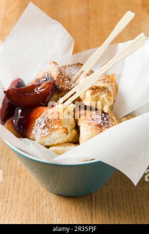 Crêpes au fromage compote damson dans un bol en porcelaine (Autriche) Banque D'Images