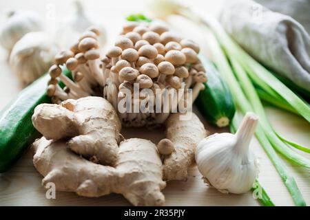 Un arrangement de légumes avec des champignons shimeji et du gingembre Banque D'Images