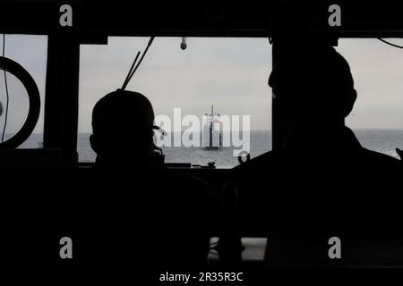 230521-N-AL206-1014 OCÉAN ATLANTIQUE (21 mai 2023) le destroyer de la classe Arleigh Burke USS Thomas Hudner (DDG 116) participe à un exercice photo avec les alliés de l'OTAN alors qu'il est en cours dans l'océan Atlantique, à 20 mai 2023. Thomas Hudner fait partie du groupe de grève des transporteurs Gerald R. Ford et est en cours de déploiement aux États-Unis Marine Forces Europe zone d'opérations, employée par les États-Unis Sixième flotte pour défendre les intérêts des États-Unis, des alliés et des partenaires. (É.-U. Photo de la marine par le spécialiste des communications de masse 2nd classe Kerri Kline) Banque D'Images