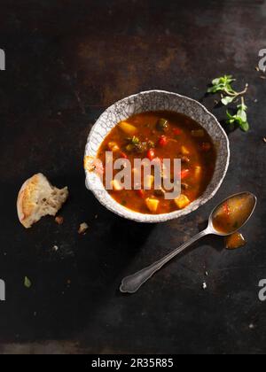 Soupe de goulash avec du pain Banque D'Images