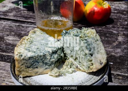 Le fromage de lait de vache bleue Cabrales et le cidre de pomme sont fabriqués en verre par les agriculteurs ruraux des Asturies, en Espagne, Las Arenas dans les montagnes Picos de Europa, sur le vieux woo Banque D'Images