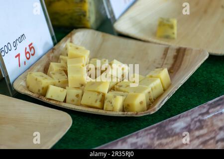 Dégustation de différents fromages dans la fromagerie hollandaise Banque D'Images