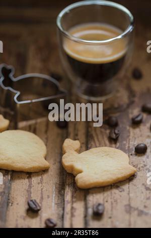 Un verre d'espresso avec des biscutter et des biscuits en forme de lapin Banque D'Images