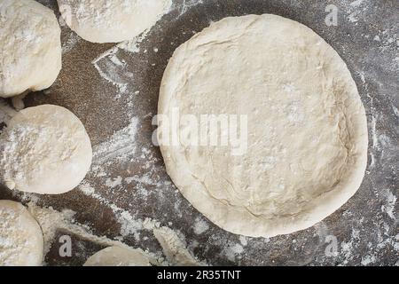 Planches de pâte à pizza et un roulé Banque D'Images