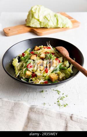 Légumes sautés avec tofu et chou pointu Banque D'Images