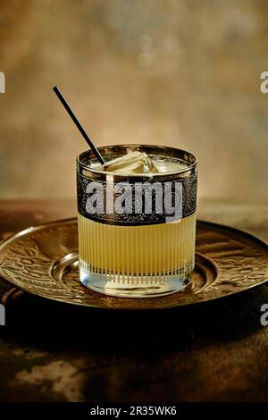 Cocktail à la pénicilline avec gingembre confit, le whisky et le jus de citron Banque D'Images