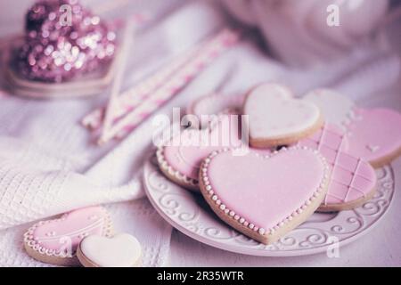 De couleur pastel, des biscuits en forme de cœur sur un plateau Banque D'Images