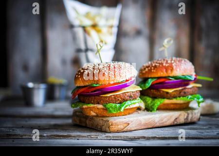 Hamburgers maison sur la surface en bois rustique Banque D'Images