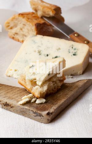 Une tranche de fromage Bleu d'Auvergne avec du pain Banque D'Images