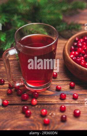 Cranberry thé dans une tasse en verre Banque D'Images