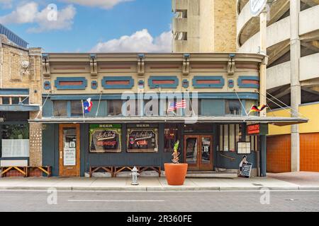 San Antonio, Texas, États-Unis – 8 mai 2023 : vue sur la rue du restaurant texan allemand de Schilo, le plus ancien restaurant de San Antonio, Texas. Banque D'Images