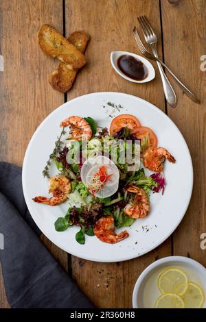 Salade de crevettes avec pain grillé et sauce balsamique Banque D'Images