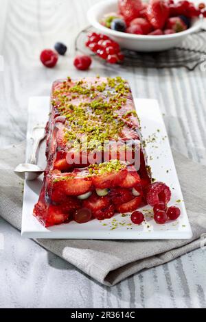 Terrine de fruits rouges aux pistaches Banque D'Images