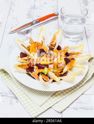 Salade avec chicorée, oranges, betteraves, macro fumée et noix Banque D'Images