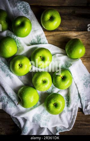 La pomme verte lumineuse sur la surface en bois Banque D'Images