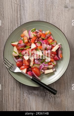 Salade de légumes rouges avec tomates, pommes, radis et poivrons Banque D'Images