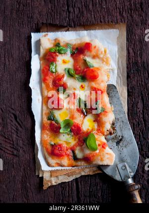 Une pizza margarita à la tomate et mozzarella Banque D'Images