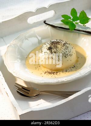 Dampfnudel (boulettes de levure sucrée à la vapeur) avec sauce à la vanille et graines de pavot Banque D'Images