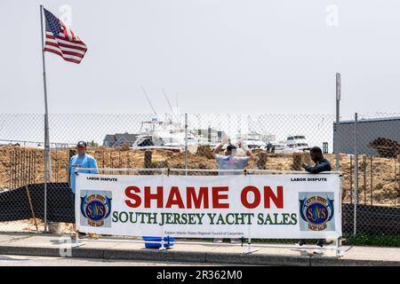 Somers point, NJ - 22 mai 2023: Bannière du conflit du travail pour le Conseil régional des charpentiers des États de l'Atlantique est sur le site de construction du S Banque D'Images