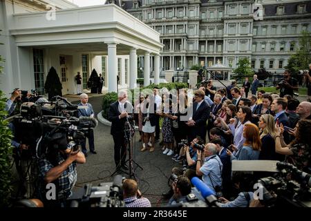 Washington, États-Unis. 22nd mai 2023. Le président de la Chambre Kevin McCarthy, un républicain de Californie, s'exprime lors d'une conférence de presse devant l'aile ouest à la Maison Blanche sur 22 mai 2023 à Washington, DC McCarthy a rencontré le président Joe Biden dans le Bureau ovale aujourd'hui alors que la date limite de 1 juin pour l'augmentation du plafond de la dette approche. (Photo de Samuel Corum/Sipa USA) crédit: SIPA USA/Alay Live News Banque D'Images