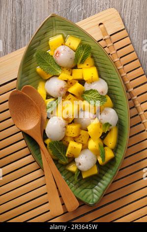 Salade de mangue avec des lychees et de la menthe poivrée Banque D'Images