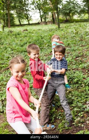 Tug-of-war in park Banque D'Images