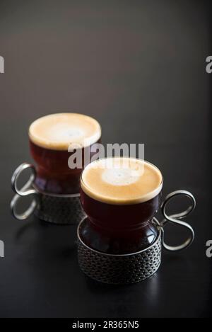 Le café dans les tasses de café turc Banque D'Images
