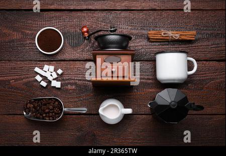 Composition de pose plate avec moulin manuel vintage et cafetière geyser sur fond de bois Banque D'Images