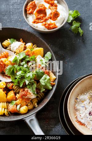 Pâtes frites colorées à la citrouille et à la harissa épicée Banque D'Images