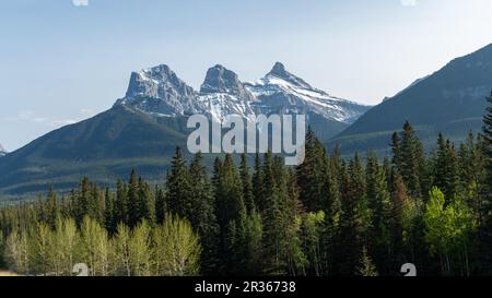 Vue magnifique sur trois Sœurs Peaks près de Canmore Canada Banque D'Images