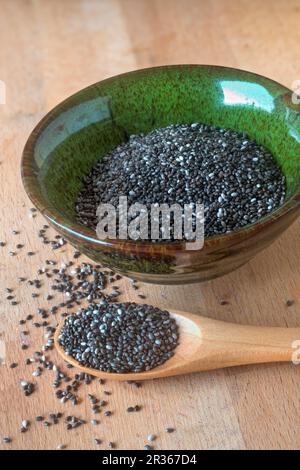 Graines de Chia dans un bol vert Banque D'Images