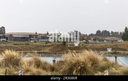 Tekapo, Nouvelle-Zélande - 21 avril 2023 : vue sur le paysage des magasins et observatoire du ciel sombre, vue depuis l'église du bon Berger. Banque D'Images