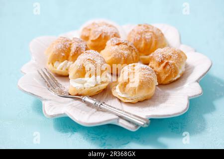 Profiteroles crème chantilly Banque D'Images