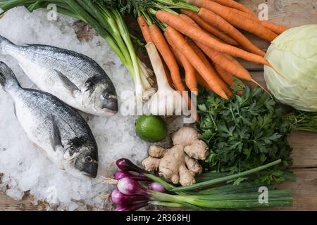 La brème de mer, les légumes, le gingembre et les herbes Banque D'Images