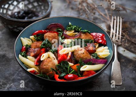 Salade de boulettes de viande, poivrons grillés et chou Banque D'Images