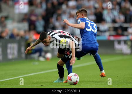 Newcastle, Royaume-Uni. 22nd mai 2023Miguel Almiron de Newcastle United bataille avec Luke Thomas de Leicester City pendant le match de Premier League entre Newcastle United et Leicester City à St. James's Park, Newcastle, le lundi 22nd mai 2023. (Photo : Mark Fletcher | ACTUALITÉS MI) Credit: MI News & Sport /Alamy Live News Banque D'Images