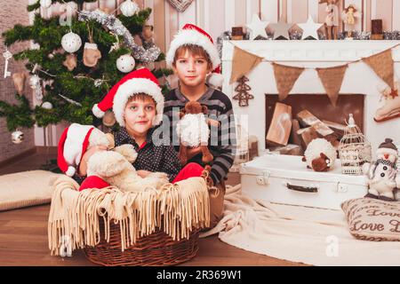 Deux garçons portant des chapeaux de Père Noël Banque D'Images