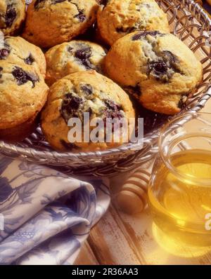 Muffins aux bleuets et un pot de miel Banque D'Images