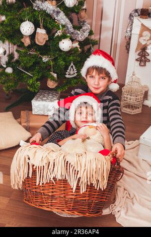 Deux garçons portant des chapeaux de Père Noël Banque D'Images