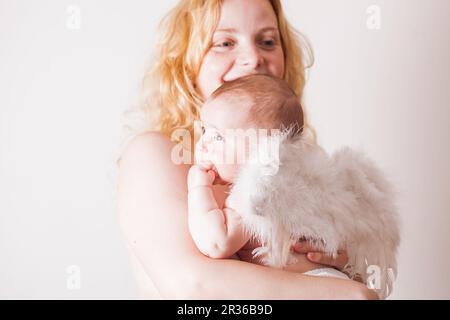 Portrait de maman avec son bébé ange Banque D'Images