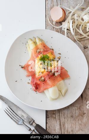 Les asperges blanches avec des œufs brouillés, jambon de Parme et truffes Banque D'Images