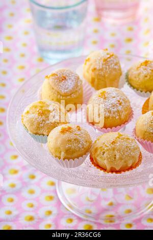 Gâteaux d'orange cuits à la vapeur avec glaçure et sucre glace Banque D'Images