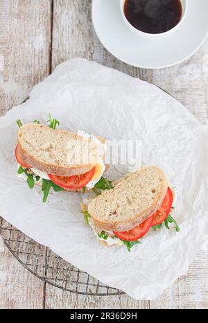 Sandwichs Ciabatta avec quark, thon, tomates, roquette et d'oeufs Banque D'Images