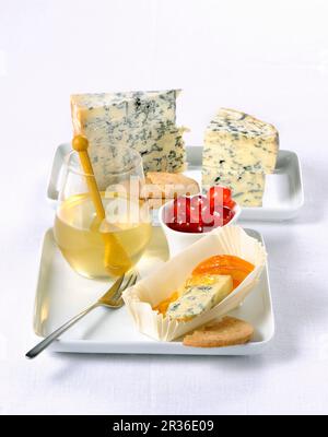 Fromage bleu avec confitures variées, biscuits salés et fruits confits Banque D'Images