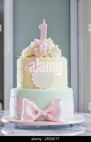 Un gâteau d'anniversaire à la décoration festive dans des tons pastel délicats Banque D'Images